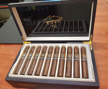 Load image into Gallery viewer, Maradona Tribute Ltd.Ed Cigars Box of 20
